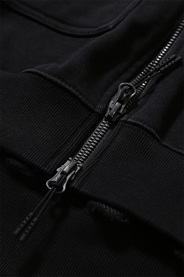 블랙 색상의 BAGGY ZIP 후드 스웨트입니다. 넉넉한 오버핏과 루즈핏으로 편안한 착용감을 선사하며, 가을과 겨울에 따뜻하게 입을 수 있습니다. 부드러운 면과 폴리에스테르 혼방 소재로 제작되었으며, 두꺼운 두께감으로 보온성을 높였습니다. 2웨이 지퍼, 사이드 패치 포켓, 손목 립 처리, 가먼트 워싱 디테일이 돋보입니다. 캠핑룩, 집콕룩, 캐주얼, 미니멀, 클래식 스타일을 연출하기 좋습니다.
