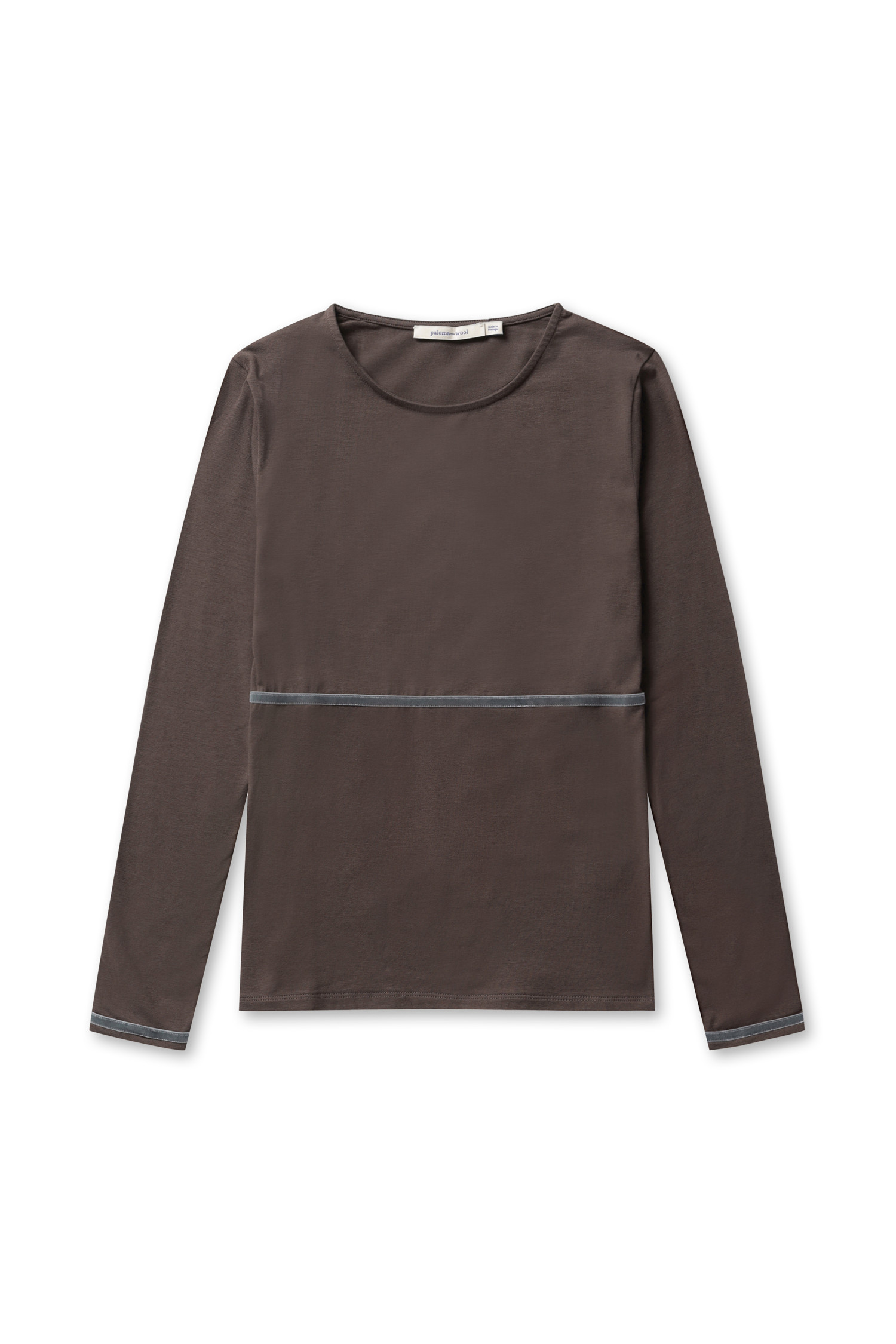 (팔로마 울) no 2239 / 밤부 - TW4301326 브라운 티셔츠는 부드러운 오가닉 코튼 소재의 긴 소매 티셔츠입니다. 봄, 가을에 어울리는 레귤러핏으로, 라운드넥 디자인과 얇은 두께로 제작되었습니다. 가슴과 소매 부분에 벨벳 리본 디테일이 더해져 미니멀하면서도 걸리시한 무드를 연출하며, 데이트룩에 적합합니다. 브라운 컬러의 무지 디자인으로, 미니멀, 클래식 스타일을 선호하는 분들께 추천합니다. 은은한 광택이 도는 벨벳 리본이 포인트로, 세련된 포인트를 더합니다.
