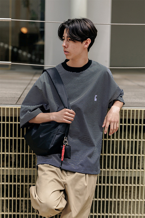 (CLESSTE) "C" 스트라이프 매시브 티셔츠 (블랙 X 화이트)는 남녀 모두 착용 가능한 캐주얼 및 스트릿 스타일의 오버핏 반소매 티셔츠입니다. 블랙과 화이트 컬러의 스트라이프 패턴이 돋보이며, 밑단 양쪽에 어저스터가 부착되어 사이즈 조절이 용이합니다. CLESSTE 시그니처 로고가 디자인되어 브랜드의 아이덴티티를 더합니다. 봄, 여름, 가을에 활용하기 좋은, 데일리룩에 포인트를 더해줄 아이템입니다. 미니멀한 스타일 연출에도 적합합니다.
