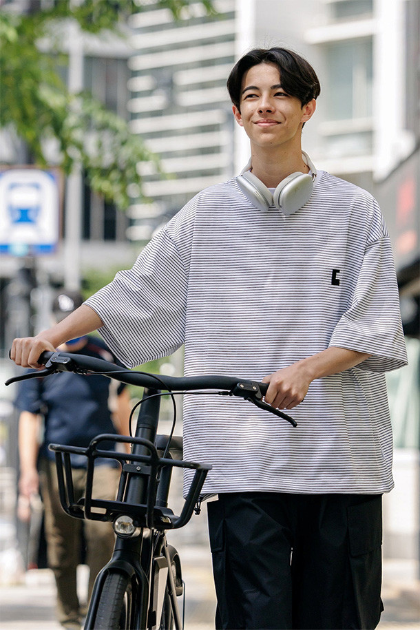 (CLESSTE) "C" 스트라이프 매시브 티셔츠 (화이트 X 블랙)는 남녀 모두 착용 가능한 오버핏 티셔츠입니다. 캐주얼, 스트릿 스타일을 위한 디자인으로, 봄, 여름 시즌에 적합합니다. 밑단 양쪽의 어저스터로 사이즈 조절이 가능하며, CLESSTE 시그니처 심볼 로고가 특징입니다. 3XL 사이즈에 해당하는 넉넉한 빅사이즈로 편안한 착용감을 선사합니다. 화이트와 블랙의 스트라이프 패턴이 돋보이는 반소매 티셔츠입니다.
