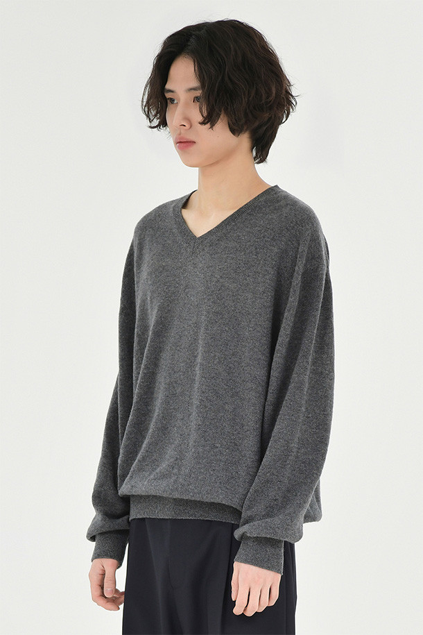 엑스트라 슈퍼 파인 브이넥 니트 - 차콜은 부드러운 촉감과 보온성을 갖춘 남성용 니트입니다. 엑스트라 수퍼 파인 울 100% 소재로 제작되어 고급스러운 착용감을 선사하며, 얇은 두께감으로 가을부터 겨울까지 활용하기 좋습니다. 차콜 컬러의 베이직하고 미니멀한 디자인으로 다양한 스타일 연출이 용이하며, 데일리룩 및 출근룩에 적합합니다. 소매단과 밑단 리브 처리로 깔끔한 마무리를 더했으며, 드라이클리닝을 권장합니다. 여유로운 핏의 긴소매 브이넥 니트로 미니멀, 클래식, 캐주얼 스타일을 즐겨보세요.
