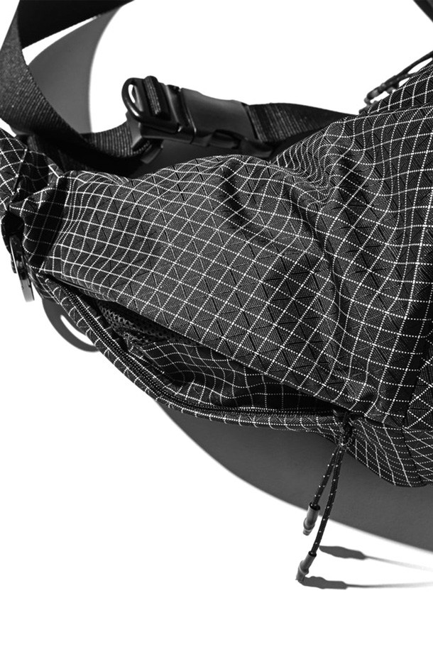 (CLESSTE) 다이네마 2WAY 시스템 숄더백 - 블랙은 미니멀하고 시크한 스타일을 추구하는 남성들을 위한 숄더백입니다. 다이네마 소재를 사용하여 내구성을 높였으며, 반원 형태의 디자인과 블랙 컬러의 조화가 세련된 느낌을 선사합니다. 2WAY 기능으로 숄더백 또는 시스템백으로 활용 가능하며, 체크 패턴이 은은하게 포인트를 더합니다. 가방 내부에는 넉넉한 수납공간이 마련되어 있어, 일상생활에서 필요한 소지품을 효율적으로 보관할 수 있습니다. 지퍼형 잠금 방식으로 내용물을 안전하게 보호하며, 숄더 스트랩으로 편안하게 착용할 수 있습니다.
