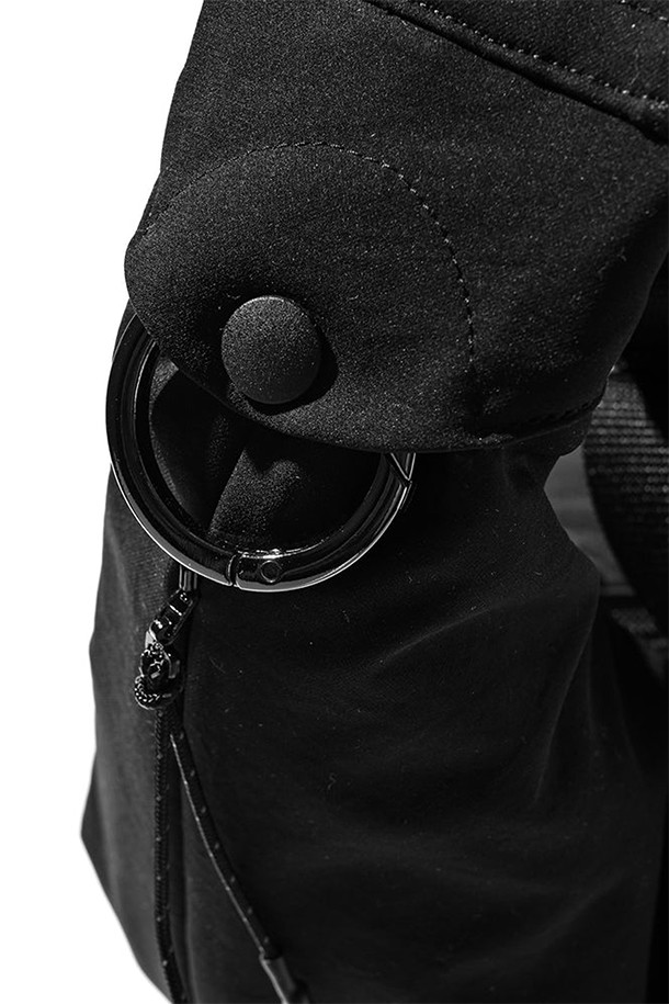 (CLESSTE) 소프트 쉘 2웨이 시스템 숄더백 - 블랙은 미니멀하고 시크한 스타일을 추구하는 남성들을 위한 숄더백입니다. 부드러운 폴리에스테르 소재로 제작되어 고기능성, 신축성, 내구성 및 유연성을 제공합니다. 2WAY 디자인으로 다양한 연출이 가능하며, 노트북 수납 공간을 갖춰 출근룩에 적합합니다. 탈부착 가능한 키링과 2개의 외부 포켓, 내부 지퍼 및 분할 포켓으로 실용성을 더했습니다. 블랙 색상의 무지 디자인에 지퍼형 잠금 방식으로 깔끔함을 더했습니다.
