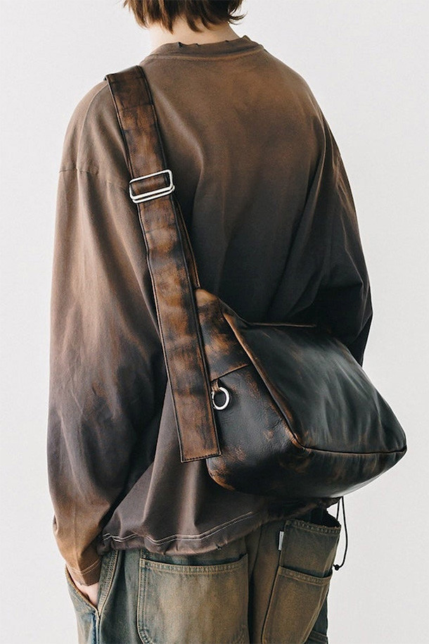 클레스티 빈티지 레더 홀리데이 백 - 브라운은 출근룩과 비즈니스 캐주얼에 어울리는, 클래식하고 미니멀한 스타일의 남성용 가방입니다. 11인치 아이패드 수납이 가능한 미디엄 사이즈의 사각 가방으로, 내부 4개의 포켓과 이어폰 포켓을 갖춰 실용성을 높였습니다. 넉넉한 수납공간과 더불어 마그네틱 잠금 방식과 카라비너 디자인으로 편의성을 더했습니다. 일본산 소가죽을 사용하여 수작업으로 제작되었으며, 브라운 컬러와 무지 패턴이 고급스러운 느낌을 자아냅니다.
