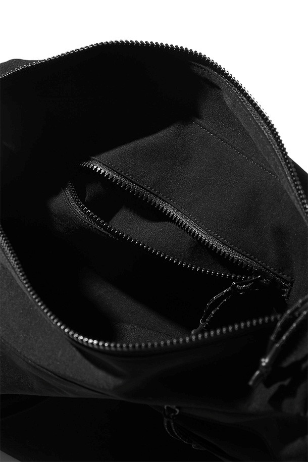 (CLESSTE) 소프트 쉘 퓨처 백 - 블랙은 미니멀, 클래식, 시크 스타일을 추구하는 남성을 위한 숄더백/크로스백입니다. 유기적인 타원형 포켓 디자인과 지퍼 디테일이 돋보이며, 고탄성, 내구성, 유연성을 갖춘 이중직 원단 TEXBRID를 사용하여 제작되었습니다. 미디엄 사이즈의 블랙 색상 무지 가방으로, 출근룩, 비즈니스 캐주얼, 여행룩 등 다양한 TPO에 활용 가능합니다. 가방 잠금 방식은 지퍼형이며, 숄더백 또는 크로스백으로 활용할 수 있어 실용적입니다.
