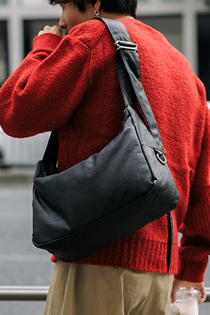 LEATHER HOLIDAY BAG - BLACK
