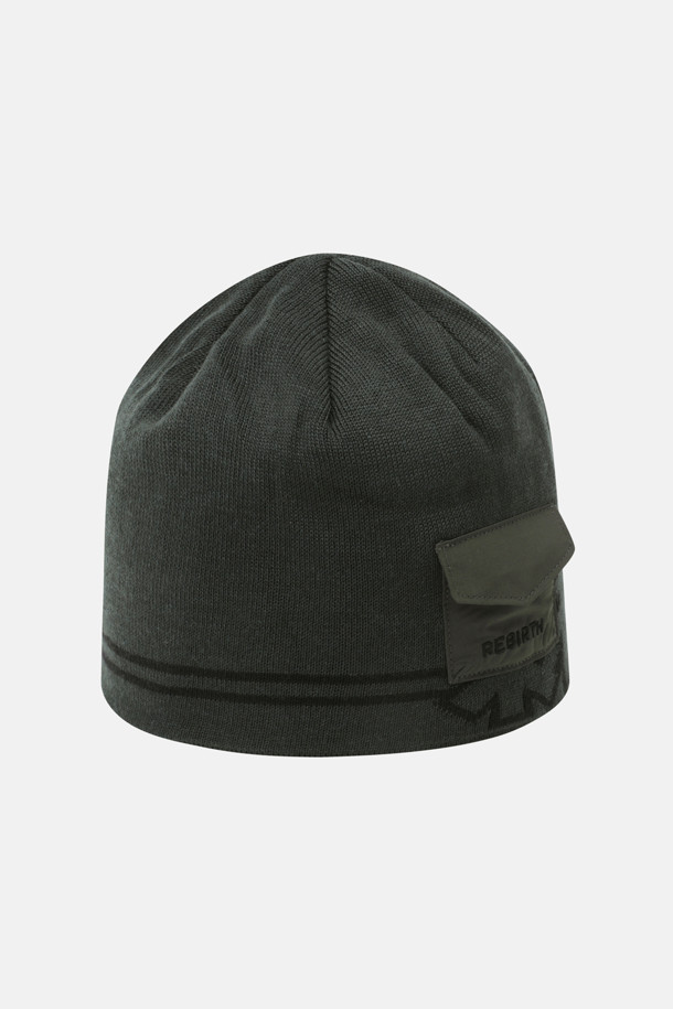 **솟솟리버스_남녀공용 포켓 비니**는 부드러운 니트 소재로 제작되어 가을, 겨울철 쌀쌀한 날씨에도 따뜻하게 착용할 수 있는 비니입니다. 무지 디자인에 미니 포켓 디테일과 로고 장식이 더해져 심플하면서도 포인트를 더했습니다. 남녀 모두 착용 가능한 디자인으로, 일상, 산책, 집콕 등 다양한 TPO에 활용 가능합니다. 미니멀, 캐주얼, 클래식 스타일을 즐겨 입는 분들께 추천하며, 데일리룩에 편안함과 스타일리시함을 더해줍니다. 블랙 컬러로 어떤 옷에도 쉽게 매치할 수 있어 활용도가 높습니다.
