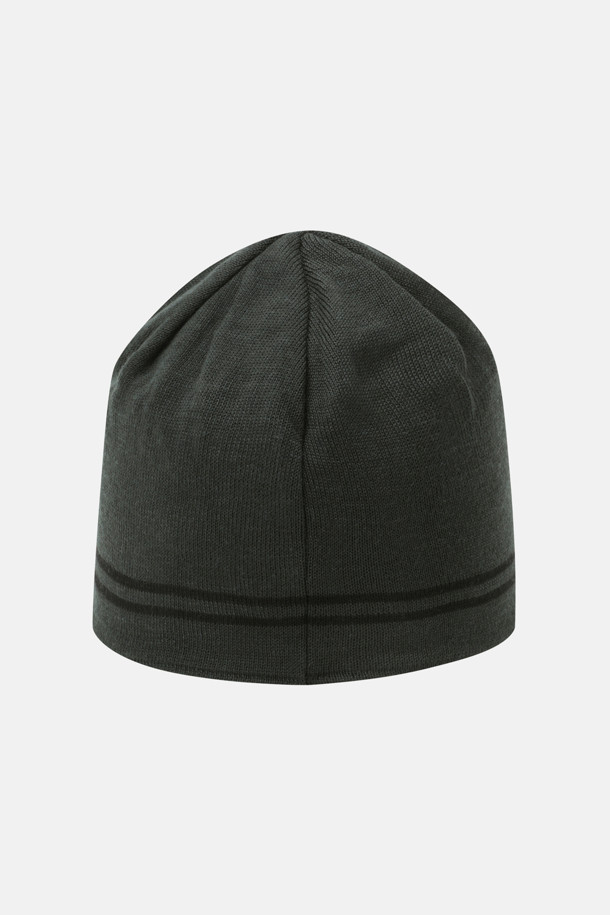 **솟솟리버스_남녀공용 포켓 비니**는 부드러운 니트 소재로 제작되어 가을, 겨울철 쌀쌀한 날씨에도 따뜻하게 착용할 수 있는 비니입니다. 무지 디자인에 미니 포켓 디테일과 로고 장식이 더해져 심플하면서도 포인트를 더했습니다. 남녀 모두 착용 가능한 디자인으로, 일상, 산책, 집콕 등 다양한 TPO에 활용 가능합니다. 미니멀, 캐주얼, 클래식 스타일을 즐겨 입는 분들께 추천하며, 데일리룩에 편안함과 스타일리시함을 더해줍니다. 블랙 컬러로 어떤 옷에도 쉽게 매치할 수 있어 활용도가 높습니다.
