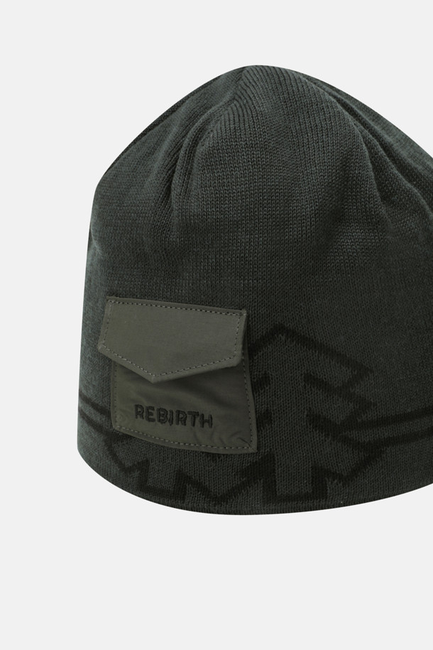 **솟솟리버스_남녀공용 포켓 비니**는 부드러운 니트 소재로 제작되어 가을, 겨울철 쌀쌀한 날씨에도 따뜻하게 착용할 수 있는 비니입니다. 무지 디자인에 미니 포켓 디테일과 로고 장식이 더해져 심플하면서도 포인트를 더했습니다. 남녀 모두 착용 가능한 디자인으로, 일상, 산책, 집콕 등 다양한 TPO에 활용 가능합니다. 미니멀, 캐주얼, 클래식 스타일을 즐겨 입는 분들께 추천하며, 데일리룩에 편안함과 스타일리시함을 더해줍니다. 블랙 컬러로 어떤 옷에도 쉽게 매치할 수 있어 활용도가 높습니다.
