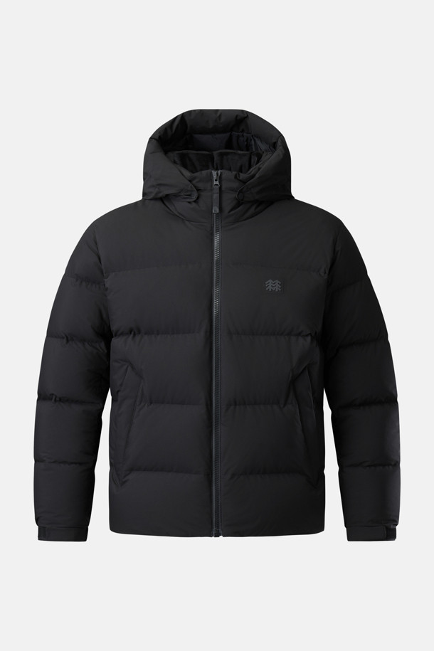 남성용 퀼팅 다운 재킷은 겨울철 하이킹, 캠핑, 출근룩 등 다양한 TPO에 활용 가능한 아우터입니다. 보온성이 뛰어난 다운 충전재와 방풍 기능을 갖춰 추운 날씨에도 따뜻하고 쾌적하게 활동할 수 있습니다. 퀼팅 디자인과 레귤러핏으로 캐주얼, 스포티, 미니멀 스타일 모두 소화 가능하며, 탈부착 가능한 후드와 친환경 소재를 사용하여 실용성을 더했습니다. 긴 소매 기장과 두꺼운 두께감으로 겨울철 추위를 효과적으로 막아주며, 가볍고 편안한 착용감을 제공합니다. 폴리에스터와 나일론 혼방 소재로 제작되어 내구성이 뛰어나며 관리가 용이합니다.
