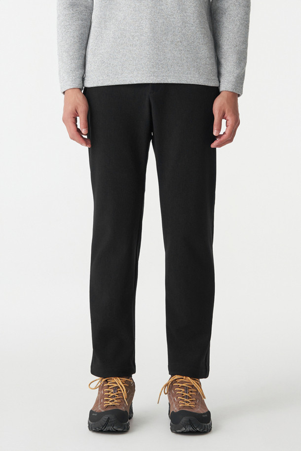 남성 테이퍼드핏 베이직 팬츠는 겨울철 등산 및 일상생활에서 활용하기 좋은 남성용 바지입니다. 발수 기능과 신축성을 갖춘 나일론, 폴리에스터 혼방 소재로 제작되어 편안한 착용감을 제공합니다. 무지 디자인에 블랙 컬러로 어떤 스타일에도 잘 어울리며, 테이퍼드핏으로 다리 라인을 깔끔하게 잡아줍니다. 이밴드 허리, 지퍼 포켓, 양옆 핸드 포켓, 뒷면 포켓 등 실용적인 디테일을 더해 활동성을 높였습니다. 미니멀, 클래식, 캐주얼 등 다양한 스타일을 연출할 수 있어 등산룩, 캠핑룩, 출근룩에 모두 활용 가능합니다.
