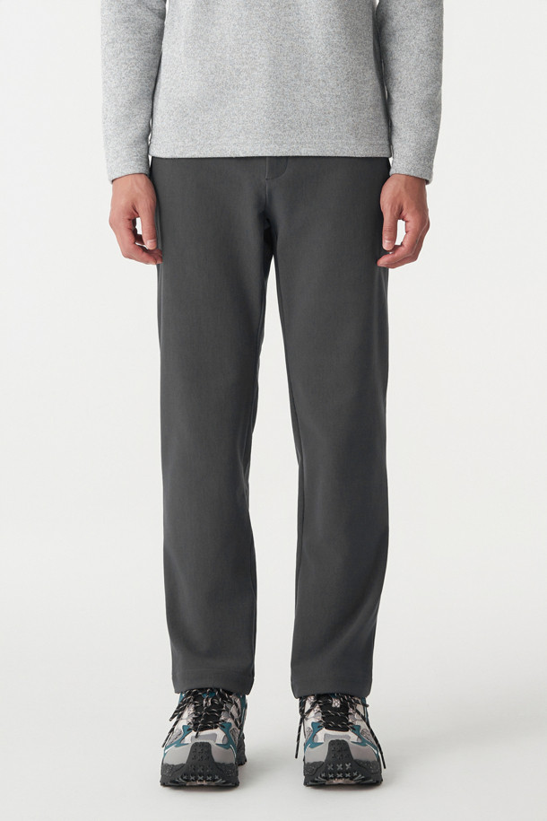 남성 테이퍼드핏 베이직 팬츠는 겨울철 등산 및 아웃도어 활동에 적합한 남성용 바지입니다. 발수 기능과 신축성을 갖춘 나일론, 폴리에스터 혼방 소재로 제작되어 활동성을 높였습니다. 베이직한 디자인에 테이퍼드핏으로 세련된 핏을 연출하며, 지퍼 포켓, 양옆 핸드 포켓, 뒷면 포켓 등 실용적인 수납 공간을 제공합니다. 등산룩, 캠핑룩, 여행룩 등 다양한 TPO에 캐주얼, 미니멀, 고프코어 스타일로 활용하기 좋습니다. 이밴드 허리 밴딩으로 편안한 착용감을 선사합니다.
