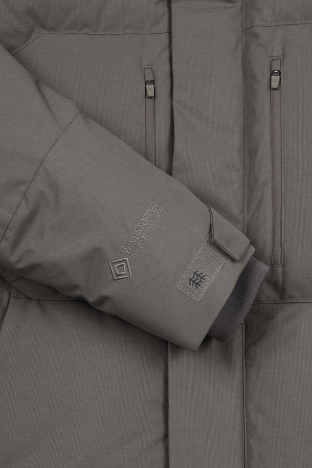 남성 헤비다운은 혹한의 추위에도 끄떡없는 보온성을 제공하는 남성용 아우터입니다. 방풍, 방수, 투습 기능과 부드러운 촉감의 기모 안감으로 쾌적한 착용감을 선사하며, 리사이클 다운 충전재로 환경까지 생각했습니다. 릴랙스핏 디자인과 후드 탈부착, 핏 조절 기능으로 등산룩, 캠핑룩 등 다양한 TPO에 활용 가능하며 스포티, 고프코어, 미니멀 스타일 연출에도 적합합니다. 폴리에스터, 나일론, 고어텍스 소재를 사용하여 내구성을 높였습니다.
