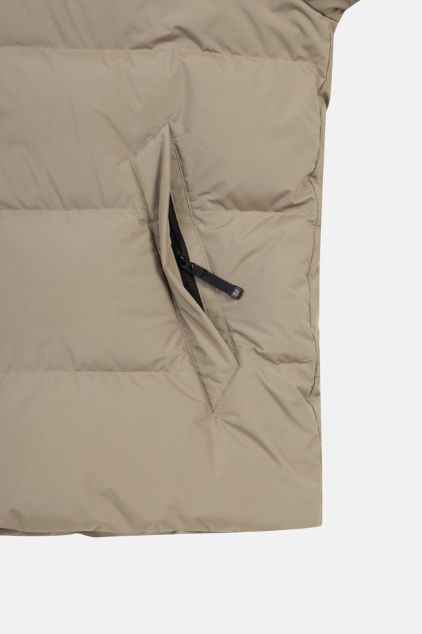 남성 퀼팅 다운 재킷은 겨울철 하이킹과 같은 아웃도어 활동에 적합한 보온성을 제공합니다. 방풍 기능과 경량 설계를 갖춰 활동성을 높였으며, 탈부착 가능한 후드가 있어 다양한 스타일 연출이 가능합니다. 레귤러 핏으로 제작되어 편안한 착용감을 선사하며, 폴리에스터, 나일론, 다운 소재를 사용하여 보온성을 극대화했습니다. 뛰어난 보온성과 더불어, 캐주얼, 고프코어, 미니멀 스타일을 모두 소화 가능하여 등산룩, 캠핑룩, 여행룩 등 다양한 TPO에 활용할 수 있습니다. 퀼팅 처리된 디자인은 세련된 느낌을 더하며, 리사이클 소재를 사용하여 친환경적인 가치를 더했습니다.
