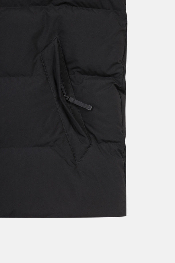 남성용 퀼팅 다운 재킷은 겨울철 하이킹, 캠핑, 출근룩 등 다양한 TPO에 활용 가능한 아우터입니다. 보온성이 뛰어난 다운 충전재와 방풍 기능을 갖춰 추운 날씨에도 따뜻하고 쾌적하게 활동할 수 있습니다. 퀼팅 디자인과 레귤러핏으로 캐주얼, 스포티, 미니멀 스타일 모두 소화 가능하며, 탈부착 가능한 후드와 친환경 소재를 사용하여 실용성을 더했습니다. 긴 소매 기장과 두꺼운 두께감으로 겨울철 추위를 효과적으로 막아주며, 가볍고 편안한 착용감을 제공합니다. 폴리에스터와 나일론 혼방 소재로 제작되어 내구성이 뛰어나며 관리가 용이합니다.
