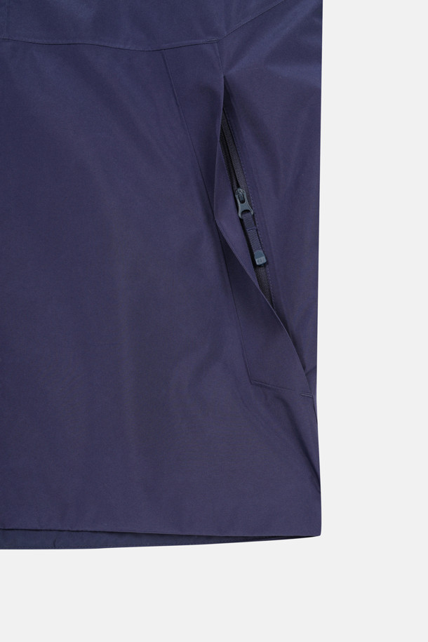 남성 고어텍스 2L 방수 재킷은 가을, 겨울철 하이킹, 여행, 캠핑 등 다양한 활동에 적합한 방수 재킷입니다. 네이비 컬러의 무지 디자인으로 스포티하고 미니멀한 스타일을 연출하며, 레귤러 핏으로 편안하게 착용 가능합니다. 고어텍스 소재를 사용하여 방수 및 투습 기능이 뛰어나 쾌적함을 유지하며, 후드 탈부착, 사이즈 조절 스트링, 밑단 스트링, 가슴 및 사이드 포켓 등 다양한 기능과 디테일로 실용성을 더했습니다. 얇은 두께감으로 활동성을 높였으며, 긴 소매 기장과 지퍼형 여밈 방식으로 간편하게 착용할 수 있습니다.
