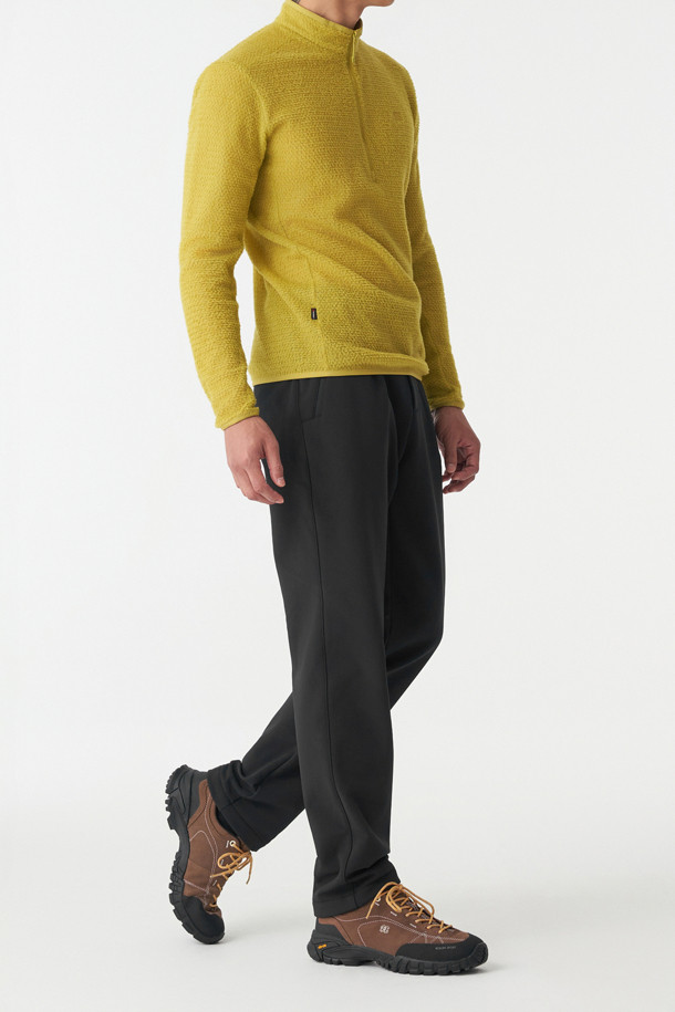 남성 윈드스토퍼 본딩 레귤러핏 팬츠는 겨울철 하이킹 및 캠핑 등 야외 활동에 적합한 방풍, 보온, 발수, 투습 기능을 갖춘 남성용 바지입니다. 윈드스토퍼 소재와 기모 안감, 두꺼운 두께로 뛰어난 보온성을 제공하며, 레귤러핏으로 편안한 착용감을 선사합니다. 허리 이밴드와 탈부착 벨트, 4개의 지퍼 포켓, 3M 리플렉티브 프린트, 본딩 처리 등 다양한 기능과 디테일로 활동성과 스타일을 동시에 만족시킵니다. 스포티, 고프코어, 미니멀 스타일의 등산룩, 캠핑룩을 연출하기 좋습니다. 블랙 색상으로 어떤 상의에도 잘 어울립니다.
