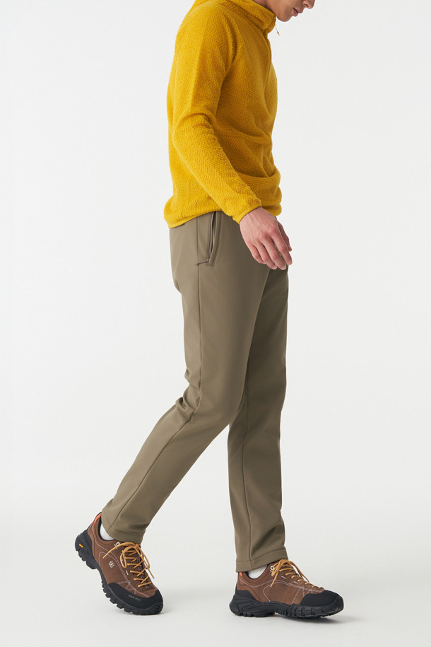 남성 노턱 스탠다드 본딩 슬림핏 팬츠는 겨울철 하이킹 및 캠핑룩에 적합한 기능성 바지입니다. 발수 기능과 보온성을 갖춘 두꺼운 두께의 기모 안감으로 제작되어 추운 날씨에도 따뜻하고 쾌적하게 활동할 수 있습니다. 허리 이밴드와 밴딩 처리로 편안한 착용감을 제공하며, 벨트 탈부착이 가능하여 다양한 스타일을 연출할 수 있습니다. 슬림핏 디자인으로 활동성을 높였으며, 4개의 지퍼 포켓이 있어 소지품 보관에도 용이합니다. 나일론과 폴리우레탄 혼방 소재에 무지 패턴으로 미니멀하고 캐주얼한 고프코어 스타일을 완성합니다.
