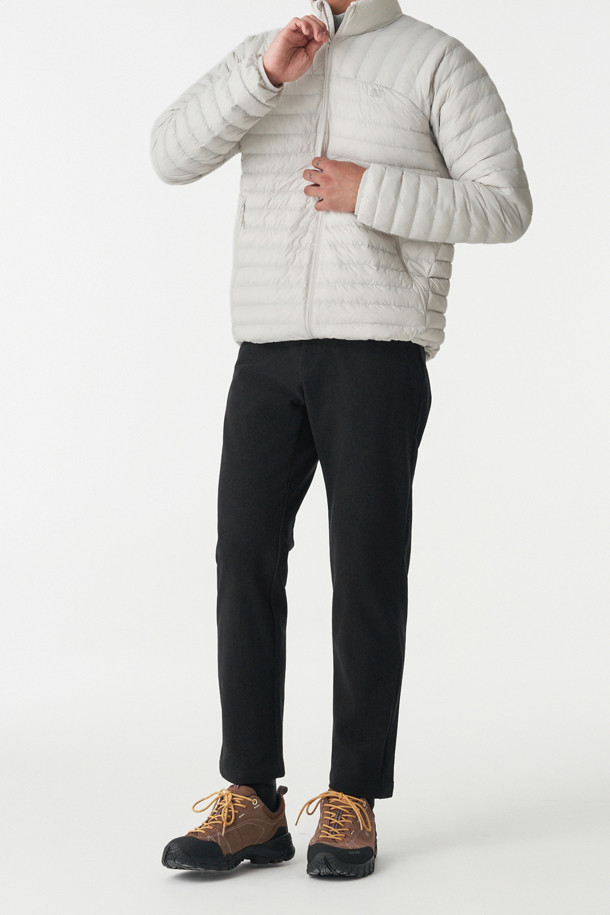 남성 테이퍼드핏 베이직 팬츠는 겨울철 등산 및 일상생활에서 활용하기 좋은 남성용 바지입니다. 발수 기능과 신축성을 갖춘 나일론, 폴리에스터 혼방 소재로 제작되어 편안한 착용감을 제공합니다. 무지 디자인에 블랙 컬러로 어떤 스타일에도 잘 어울리며, 테이퍼드핏으로 다리 라인을 깔끔하게 잡아줍니다. 이밴드 허리, 지퍼 포켓, 양옆 핸드 포켓, 뒷면 포켓 등 실용적인 디테일을 더해 활동성을 높였습니다. 미니멀, 클래식, 캐주얼 등 다양한 스타일을 연출할 수 있어 등산룩, 캠핑룩, 출근룩에 모두 활용 가능합니다.
