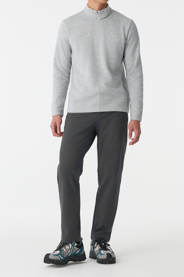 남성 테이퍼드핏 베이직 팬츠는 겨울철 등산 및 아웃도어 활동에 적합한 남성용 바지입니다. 발수 기능과 신축성을 갖춘 나일론, 폴리에스터 혼방 소재로 제작되어 활동성을 높였습니다. 베이직한 디자인에 테이퍼드핏으로 세련된 핏을 연출하며, 지퍼 포켓, 양옆 핸드 포켓, 뒷면 포켓 등 실용적인 수납 공간을 제공합니다. 등산룩, 캠핑룩, 여행룩 등 다양한 TPO에 캐주얼, 미니멀, 고프코어 스타일로 활용하기 좋습니다. 이밴드 허리 밴딩으로 편안한 착용감을 선사합니다.
