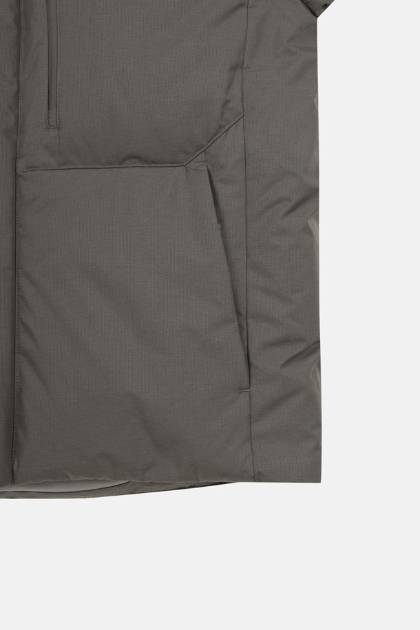 남성 헤비다운은 혹한의 추위에도 끄떡없는 보온성을 제공하는 남성용 아우터입니다. 방풍, 방수, 투습 기능과 부드러운 촉감의 기모 안감으로 쾌적한 착용감을 선사하며, 리사이클 다운 충전재로 환경까지 생각했습니다. 릴랙스핏 디자인과 후드 탈부착, 핏 조절 기능으로 등산룩, 캠핑룩 등 다양한 TPO에 활용 가능하며 스포티, 고프코어, 미니멀 스타일 연출에도 적합합니다. 폴리에스터, 나일론, 고어텍스 소재를 사용하여 내구성을 높였습니다.
