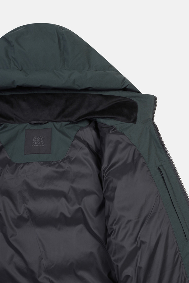 남성 퀼팅 다운 재킷은 겨울철 야외 활동을 위한 완벽한 선택입니다. 방풍 기능과 뛰어난 보온성으로 쾌적함을 유지하며, 가볍고 활동적인 경량 디자인을 자랑합니다. 등산, 캠핑, 여행 등 다양한 TPO에 활용 가능하며, 캐주얼, 고프코어, 미니멀 스타일을 모두 소화합니다. 탈부착 후드와 친환경 리사이클 소재를 사용하여 실용성과 지속 가능성을 더했습니다. 레귤러핏으로 편안한 착용감을 제공하며, 퀼팅 패턴이 돋보이는 디자인입니다.
