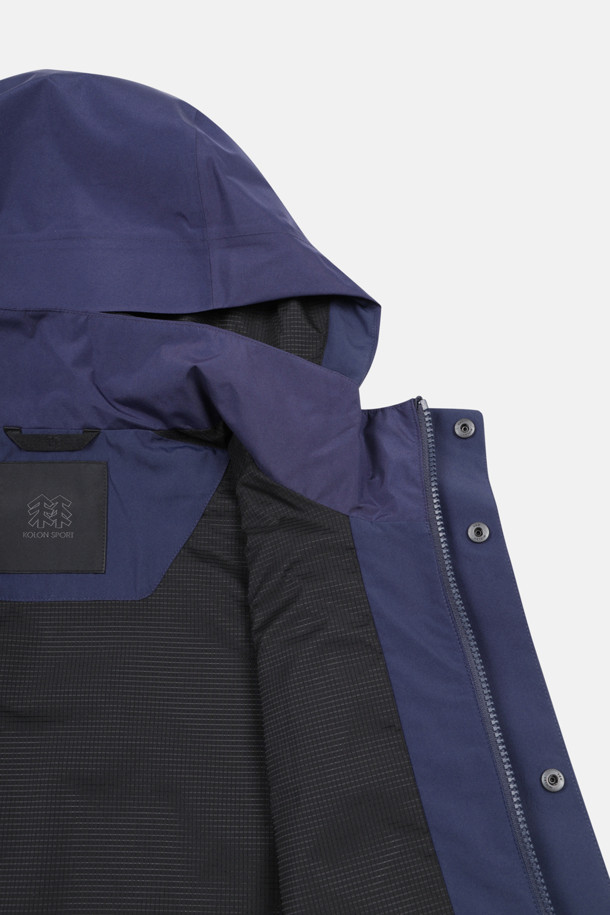 남성 고어텍스 2L 방수 재킷은 가을, 겨울철 하이킹, 여행, 캠핑 등 다양한 활동에 적합한 방수 재킷입니다. 네이비 컬러의 무지 디자인으로 스포티하고 미니멀한 스타일을 연출하며, 레귤러 핏으로 편안하게 착용 가능합니다. 고어텍스 소재를 사용하여 방수 및 투습 기능이 뛰어나 쾌적함을 유지하며, 후드 탈부착, 사이즈 조절 스트링, 밑단 스트링, 가슴 및 사이드 포켓 등 다양한 기능과 디테일로 실용성을 더했습니다. 얇은 두께감으로 활동성을 높였으며, 긴 소매 기장과 지퍼형 여밈 방식으로 간편하게 착용할 수 있습니다.
