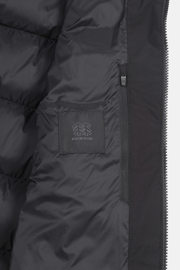 **여성 퀼팅 다운**

겨울 하이킹과 캐주얼 스타일을 위한 여성 퀼팅 다운입니다. 방풍, 보온, 경량 기능을 갖춘 이 아우터는 재활용 다운 충전재와 폴리에스터, 나일론 혼방의 친환경 소재로 제작되었습니다. 미디엄 기장의 레귤러핏으로, 후드 탈부착 및 조절이 가능하며 웰딩 기법으로 마감되었습니다. 긴 소매 퀼팅 디자인이 돋보이는 고프코어 및 미니멀 스타일의 겨울 필수템입니다. 등산룩, 여행룩, 캠핑룩 등 다양한 TPO에 활용 가능합니다.
