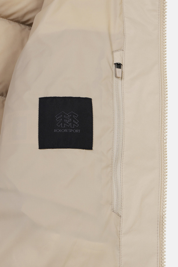 여성 퀼팅 다운은 겨울철 하이킹, 캠핑, 여행 등 다양한 야외 활동에 적합한 방풍, 보온 기능의 여성용 아우터입니다. 캐주얼, 고프코어, 미니멀 스타일을 추구하는 여성들을 위해 디자인되었으며, 무지 패턴에 레귤러핏으로 편안한 착용감을 제공합니다. 두꺼운 두께감과 긴 소매 기장으로 추운 날씨에도 따뜻함을 유지하며, 후드 탈부착이 가능하여 상황에 맞게 스타일을 연출할 수 있습니다. 폴리에스터, 나일론, 다운 소재를 사용하여 가볍고 활동성이 뛰어나며, 친환경 소재를 사용하여 환경까지 생각했습니다. 
