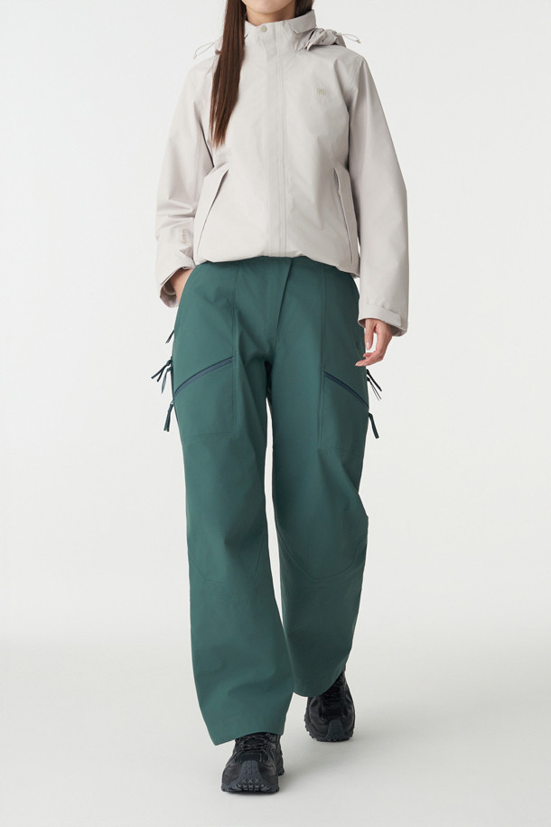 겨울 하이킹, 캠핑 등 아웃도어 활동에 적합한 여성 방수 팬츠입니다. 그린 컬러의 무지 디자인으로 스포티, 고프코어, 미니멀 스타일을 연출할 수 있습니다. 3L 방수 원단에 전체 심실링 마감 처리하여 뛰어난 방수, 방풍, 발수 기능을 제공합니다. 무릎 입체 절개 패턴과 허리 이밴드 및 스트링으로 편안한 착용감을 선사하며, 허벅지와 종아리 지퍼 디테일로 활동성을 높였습니다. 레귤러핏의 긴 기장으로 겨울철 보온성을 유지하며, 밴딩 처리로 활동성을 더했습니다.
