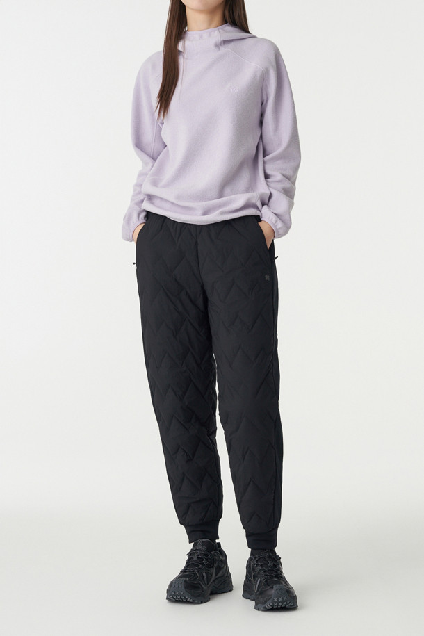 겨울철 하이킹, 캠핑 등 아웃도어 활동은 물론, 일상에서도 따뜻하고 스타일리시하게 착용 가능한 여성 튜브 다운 조거핏 팬츠입니다. RDS 리사이클 구스 다운 충전재를 사용하여 보온성과 경량성을 동시에 잡았으며, 튜브다운 구조로 다운의 뭉침을 방지해 더욱 쾌적하게 활동할 수 있습니다. 허리 스트링으로 사이즈 조절이 용이하며, 발목 밴딩 디테일이 조거핏을 더욱 돋보이게 합니다. 스포티, 캐주얼, 미니멀 스타일을 모두 소화하며, 어떤 상의와도 훌륭한 조화를 이룹니다. 블랙 컬러의 두꺼운 나일론 소재로 제작되어 겨울철 추위에도 끄떡없는 따뜻함을 선사합니다.
