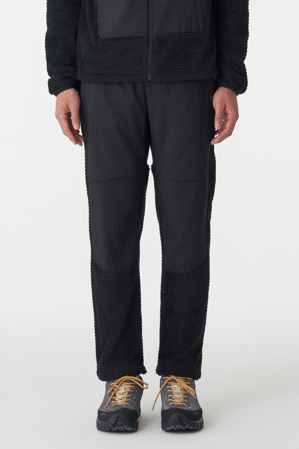 남성 폴라텍 알파 다이렉트 (Polartec Alpha Direct) BPL 팬츠는 하이킹과 백패킹에 적합한 남성용 등산 팬츠입니다. 블랙 컬러에 루즈핏으로 제작되었으며, 겨울철 보온성을 책임지는 두꺼운 두께감의 폴리에스터 소재를 사용했습니다. 내부에는 폴라텍 알파 다이렉트 120 안감을 적용하여 보온성과 통기성을 동시에 갖췄습니다. YKK 지퍼 사이드 포켓, 허리 안쪽 엘라스틱 밴드 및 스트링, 밑단 원단 보강 등의 디테일로 기능성을 높였으며, 스포티, 고프코어, 미니멀 스타일을 연출하기 좋습니다.
