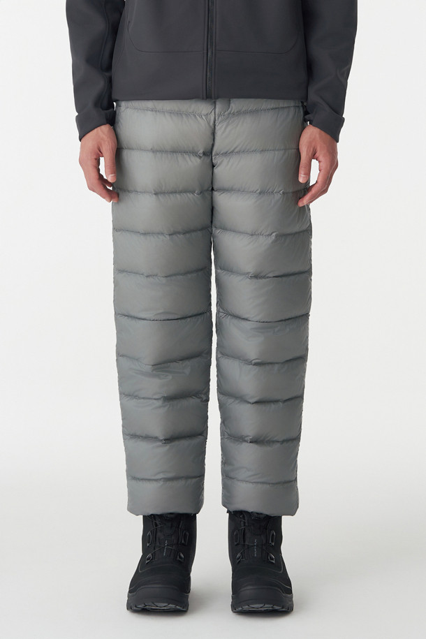 남성 BPL 다운 팬츠는 하이킹, 백패킹과 같은 아웃도어 활동에 최적화된 겨울용 다운 팬츠입니다. 퍼텍스 퀀텀 소재를 사용하여 방풍, 발수, 투습 기능을 갖추었으며, 경량성을 더해 활동성을 높였습니다. 유러피안 구스 다운 90:10, 필파워 800, 알파 다운 안감을 사용하여 뛰어난 보온성을 제공합니다. 루즈핏과 조거핏의 편안한 착용감, 밑단 스냅과 허리 스토퍼로 활동성을 더했으며, 사이드 포켓으로 수납성을 높였습니다. 캠핑룩, 등산룩, 고프코어 및 스포티, 미니멀 스타일을 즐기는 남성에게 적합합니다.
