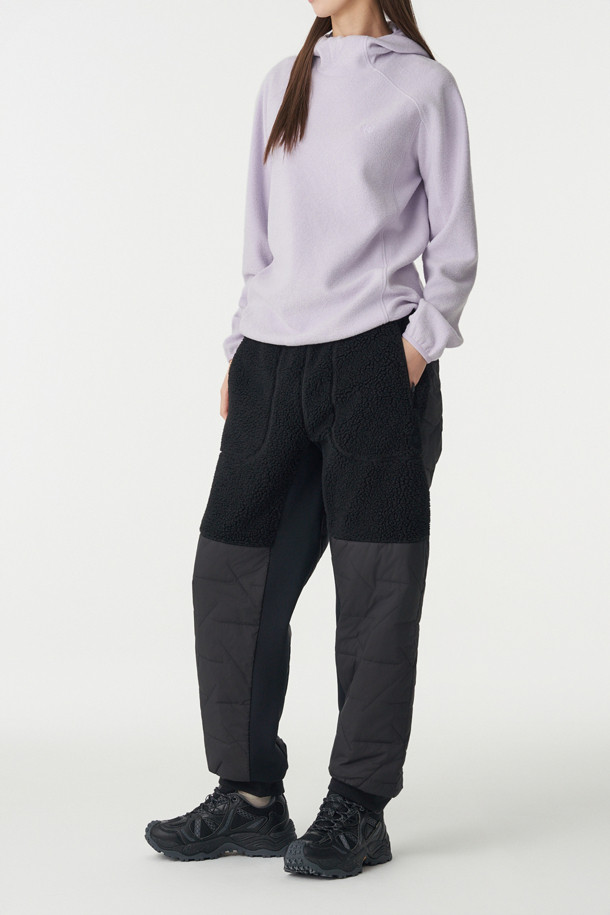 남녀공용 패딩 플리스 하이브리드 팬츠 (SET-UP)는 겨울철 등산 및 일상생활에서 스타일리시하게 착용 가능한 조거핏 바지입니다. 부드러운 촉감의 셰르파 플리스 원단과 보온성을 극대화하는 써모어 클래식 충전재, 2중 안감(패딩)으로 제작되어 뛰어난 보온성을 제공합니다. 발수, 방풍 기능은 물론, 허리 밴딩과 조절 끈으로 편안한 착용감을 선사하며, 지퍼 포켓으로 소지품의 안전한 보관이 가능합니다. 스포티, 캐주얼, 미니멀 스타일을 모두 아우르는 디자인으로, 셋업으로도 활용 가능하여 다양한 등산룩 연출에 용이합니다.
