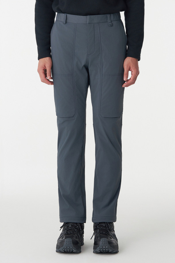 남성 레귤러핏 디본딩 퍼티그 팬츠는 등산, 아웃도어, 일상생활에서 활용하기 좋은 겨울용 긴바지입니다. 나일론과 폴리우레탄 혼방 소재로 제작되어 부드러운 촉감과 우수한 신축성을 제공하며, 기모 안감으로 보온성을 높였습니다. 스포티한 스타일의 무지 디자인으로, 디본딩 구조와 레귤러핏이 편안한 착용감을 선사합니다. 허리 조절 끈, 앞주머니, 지퍼 포켓, 밑단 스냅 단추 및 조절 끈 등 다양한 기능성 디테일을 갖추어 등산룩, 캠핑룩, 여행룩 등 다양한 TPO에 활용 가능합니다.
