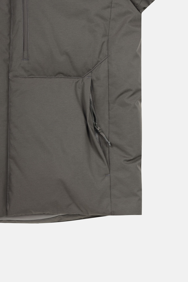 남성 헤비다운은 혹한의 추위에도 끄떡없는 보온성을 제공하는 남성용 아우터입니다. 방풍, 방수, 투습 기능과 부드러운 촉감의 기모 안감으로 쾌적한 착용감을 선사하며, 리사이클 다운 충전재로 환경까지 생각했습니다. 릴랙스핏 디자인과 후드 탈부착, 핏 조절 기능으로 등산룩, 캠핑룩 등 다양한 TPO에 활용 가능하며 스포티, 고프코어, 미니멀 스타일 연출에도 적합합니다. 폴리에스터, 나일론, 고어텍스 소재를 사용하여 내구성을 높였습니다.
