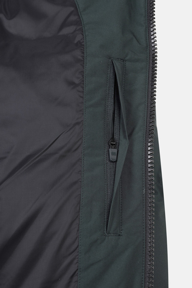 남성 퀼팅 다운 재킷은 겨울철 야외 활동을 위한 완벽한 선택입니다. 방풍 기능과 뛰어난 보온성으로 쾌적함을 유지하며, 가볍고 활동적인 경량 디자인을 자랑합니다. 등산, 캠핑, 여행 등 다양한 TPO에 활용 가능하며, 캐주얼, 고프코어, 미니멀 스타일을 모두 소화합니다. 탈부착 후드와 친환경 리사이클 소재를 사용하여 실용성과 지속 가능성을 더했습니다. 레귤러핏으로 편안한 착용감을 제공하며, 퀼팅 패턴이 돋보이는 디자인입니다.
