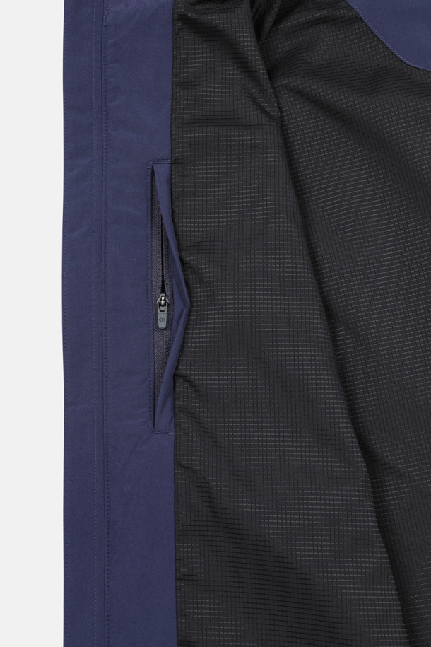 남성 고어텍스 2L 방수 재킷은 가을, 겨울철 하이킹, 여행, 캠핑 등 다양한 활동에 적합한 방수 재킷입니다. 네이비 컬러의 무지 디자인으로 스포티하고 미니멀한 스타일을 연출하며, 레귤러 핏으로 편안하게 착용 가능합니다. 고어텍스 소재를 사용하여 방수 및 투습 기능이 뛰어나 쾌적함을 유지하며, 후드 탈부착, 사이즈 조절 스트링, 밑단 스트링, 가슴 및 사이드 포켓 등 다양한 기능과 디테일로 실용성을 더했습니다. 얇은 두께감으로 활동성을 높였으며, 긴 소매 기장과 지퍼형 여밈 방식으로 간편하게 착용할 수 있습니다.
