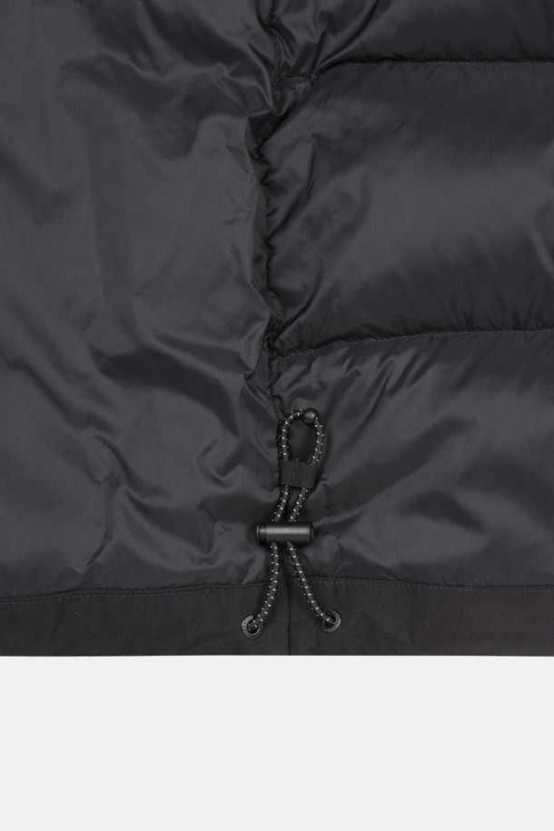 **여성 퀼팅 다운**

겨울 하이킹과 캐주얼 스타일을 위한 여성 퀼팅 다운입니다. 방풍, 보온, 경량 기능을 갖춘 이 아우터는 재활용 다운 충전재와 폴리에스터, 나일론 혼방의 친환경 소재로 제작되었습니다. 미디엄 기장의 레귤러핏으로, 후드 탈부착 및 조절이 가능하며 웰딩 기법으로 마감되었습니다. 긴 소매 퀼팅 디자인이 돋보이는 고프코어 및 미니멀 스타일의 겨울 필수템입니다. 등산룩, 여행룩, 캠핑룩 등 다양한 TPO에 활용 가능합니다.
