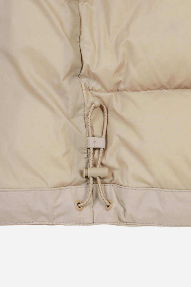 여성 퀼팅 다운은 겨울철 하이킹, 캠핑, 여행 등 다양한 야외 활동에 적합한 방풍, 보온 기능의 여성용 아우터입니다. 캐주얼, 고프코어, 미니멀 스타일을 추구하는 여성들을 위해 디자인되었으며, 무지 패턴에 레귤러핏으로 편안한 착용감을 제공합니다. 두꺼운 두께감과 긴 소매 기장으로 추운 날씨에도 따뜻함을 유지하며, 후드 탈부착이 가능하여 상황에 맞게 스타일을 연출할 수 있습니다. 폴리에스터, 나일론, 다운 소재를 사용하여 가볍고 활동성이 뛰어나며, 친환경 소재를 사용하여 환경까지 생각했습니다. 
