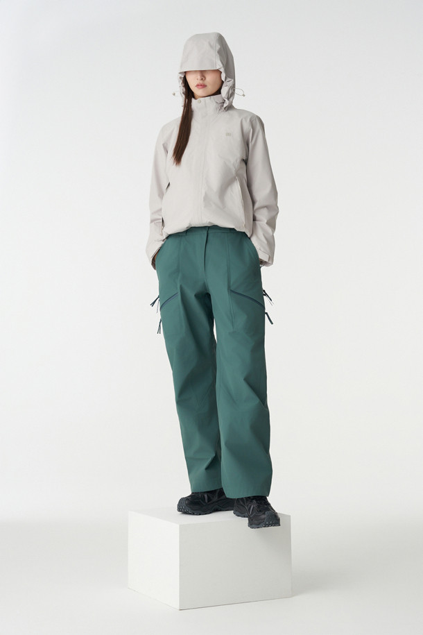 겨울 하이킹, 캠핑 등 아웃도어 활동에 적합한 여성 방수 팬츠입니다. 그린 컬러의 무지 디자인으로 스포티, 고프코어, 미니멀 스타일을 연출할 수 있습니다. 3L 방수 원단에 전체 심실링 마감 처리하여 뛰어난 방수, 방풍, 발수 기능을 제공합니다. 무릎 입체 절개 패턴과 허리 이밴드 및 스트링으로 편안한 착용감을 선사하며, 허벅지와 종아리 지퍼 디테일로 활동성을 높였습니다. 레귤러핏의 긴 기장으로 겨울철 보온성을 유지하며, 밴딩 처리로 활동성을 더했습니다.
