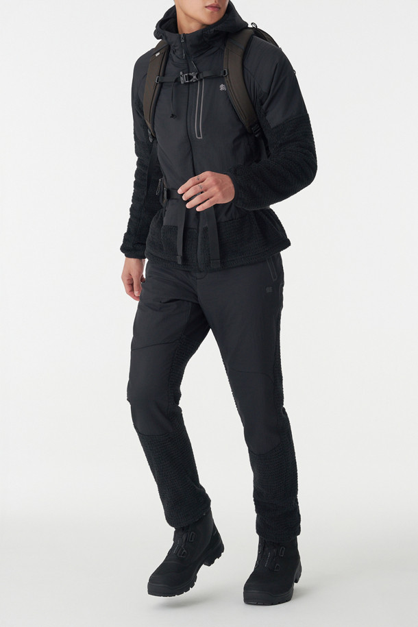 남성 폴라텍 알파 다이렉트 (Polartec Alpha Direct) BPL 팬츠는 하이킹과 백패킹에 적합한 남성용 등산 팬츠입니다. 블랙 컬러에 루즈핏으로 제작되었으며, 겨울철 보온성을 책임지는 두꺼운 두께감의 폴리에스터 소재를 사용했습니다. 내부에는 폴라텍 알파 다이렉트 120 안감을 적용하여 보온성과 통기성을 동시에 갖췄습니다. YKK 지퍼 사이드 포켓, 허리 안쪽 엘라스틱 밴드 및 스트링, 밑단 원단 보강 등의 디테일로 기능성을 높였으며, 스포티, 고프코어, 미니멀 스타일을 연출하기 좋습니다.
