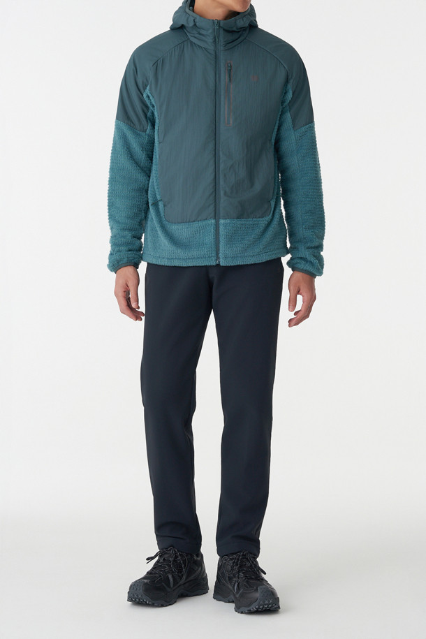 겨울철 하이킹을 위한 남성 윈드스토퍼 본딩 레귤러핏 팬츠입니다. 방풍, 보온, 발수, 투습 기능으로 쾌적한 착용감을 제공하며, 기모 안감으로 보온성을 높였습니다. 넉넉한 레귤러핏에 벨트 탈부착이 가능하며, 4개의 지퍼 포켓으로 수납성을 더했습니다. 3M 리플렉티브 프린트와 본딩 처리로 기능성과 스타일을 동시에 잡았으며, 등산룩, 캠핑룩, 고프코어 및 미니멀, 클래식 스타일 연출에 적합합니다.
