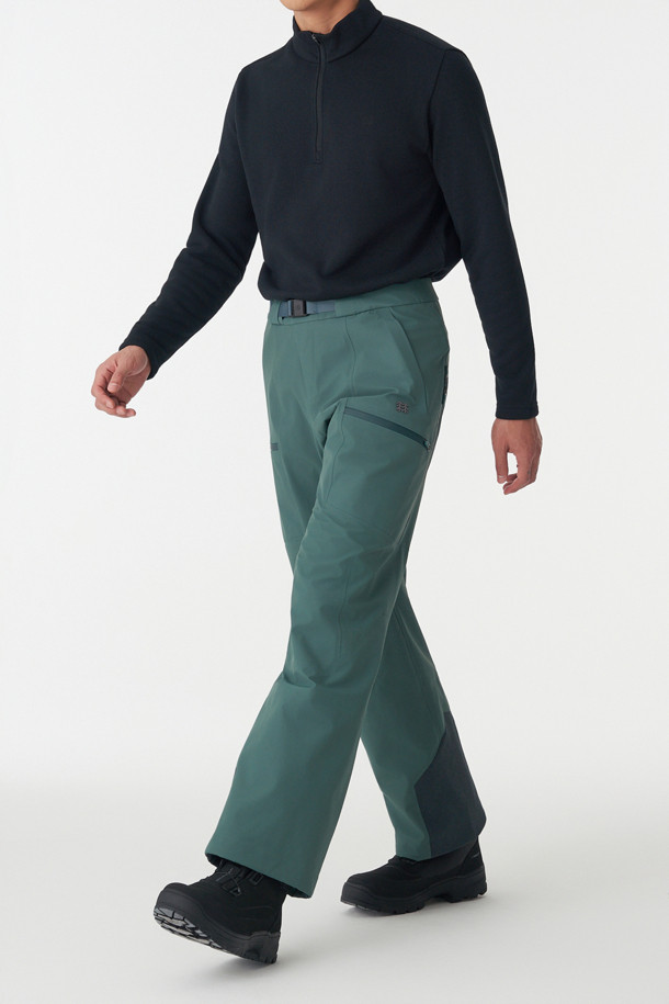 남성 스노우 방수 팬츠는 하이킹과 스노우스포츠에 적합한 겨울용 긴 바지입니다. 3L 방수 원단과 심실링 처리, 발수 기능으로 눈, 비로부터 완벽하게 보호하며, 방풍 및 보온 기능으로 쾌적한 활동을 보장합니다. 루즈핏으로 편안한 착용감을 제공하며, 무릎 부분 입체 절개와 종아리 부분 지퍼 디테일로 활동성을 높였습니다. 허리 이밴드와 스트링, 스노우 스커트, 반자동 지퍼풀러 등 다양한 기능성 디테일이 돋보이는 스포티한 디자인의 제품입니다. 등산룩, 캠핑룩, 휴가룩 등 다양한 TPO에 활용 가능하며, 고프코어, 스포티, 워크웨어 스타일을 연출할 수 있습니다.
