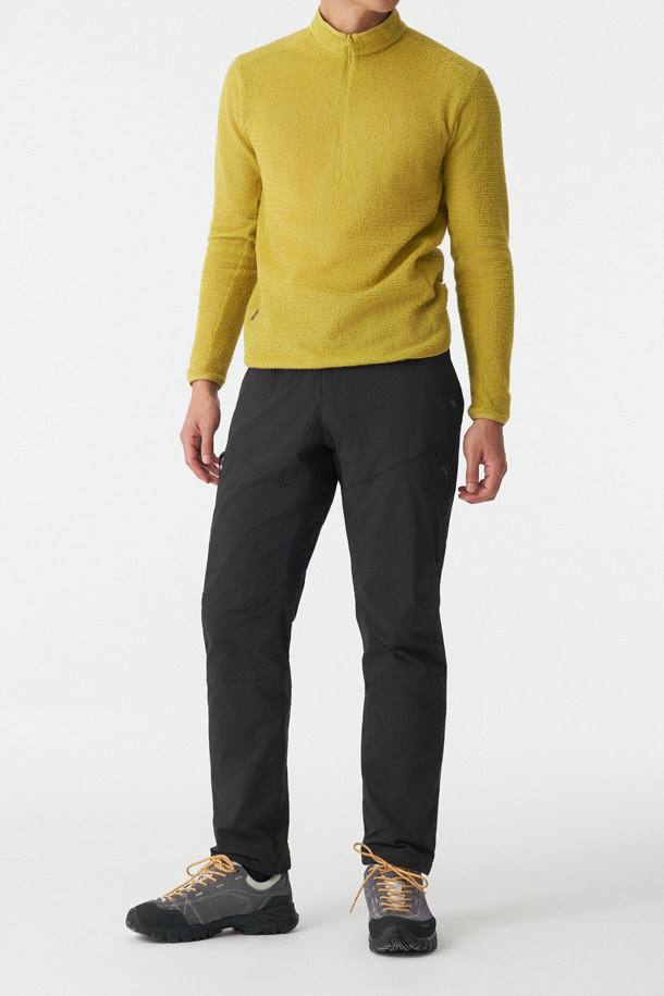 겨울철 야외 활동을 위한 남성용 패딩 팬츠입니다. 블랙 컬러에 긴 기장으로, 하이킹 및 아웃도어 활동에 적합합니다. 방수, 보온, 발수 기능을 갖춰 추운 날씨에도 쾌적함을 유지하며, 신슐레이트 충전재와 다운프루프 안감으로 보온성을 높였습니다. 레귤러핏 디자인에 무릎 절개 디테일과 카고 포켓을 더해 스포티한 스타일을 강조했습니다. 나일론과 폴리우레탄 혼방 소재로 제작되어 활동성과 내구성을 갖춘 패딩 팬츠입니다.
