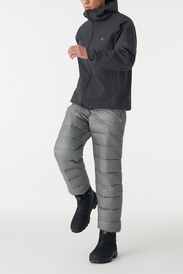 남성 BPL 다운 팬츠는 하이킹, 백패킹과 같은 아웃도어 활동에 최적화된 겨울용 다운 팬츠입니다. 퍼텍스 퀀텀 소재를 사용하여 방풍, 발수, 투습 기능을 갖추었으며, 경량성을 더해 활동성을 높였습니다. 유러피안 구스 다운 90:10, 필파워 800, 알파 다운 안감을 사용하여 뛰어난 보온성을 제공합니다. 루즈핏과 조거핏의 편안한 착용감, 밑단 스냅과 허리 스토퍼로 활동성을 더했으며, 사이드 포켓으로 수납성을 높였습니다. 캠핑룩, 등산룩, 고프코어 및 스포티, 미니멀 스타일을 즐기는 남성에게 적합합니다.
