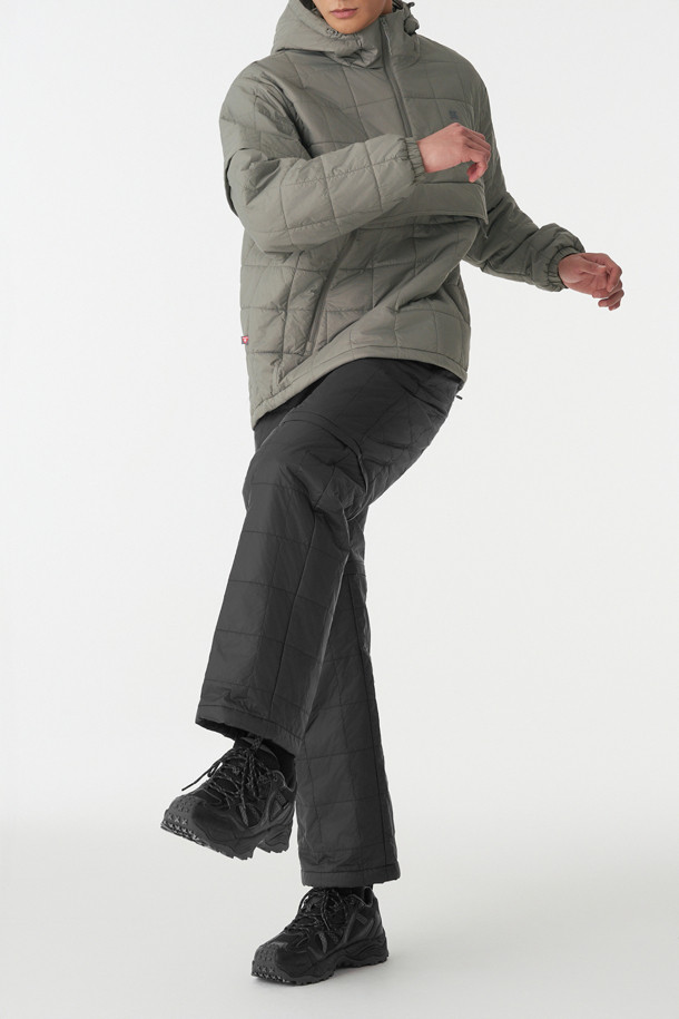 남성용 키퍼 디테쳐블 패딩 팬츠는 겨울철 등산 및 아웃도어 활동에 최적화된 방한 바지입니다. 발수, 방풍 기능을 갖춘 나일론 소재로 제작되었으며, 프리마로프트 블랙 안감을 사용하여 보온성을 높였습니다. 지퍼 탈착 방식으로 반바지 변형이 가능하여, 날씨 변화에 유연하게 대처할 수 있습니다. 레귤러핏으로 편안한 착용감을 제공하며, 밑단 스트링과 지퍼 포켓 디테일로 실용성을 더했습니다. 스포티, 고프코어, 미니멀 스타일을 모두 소화할 수 있는 디자인으로 등산룩, 캠핑룩에 잘 어울립니다.
