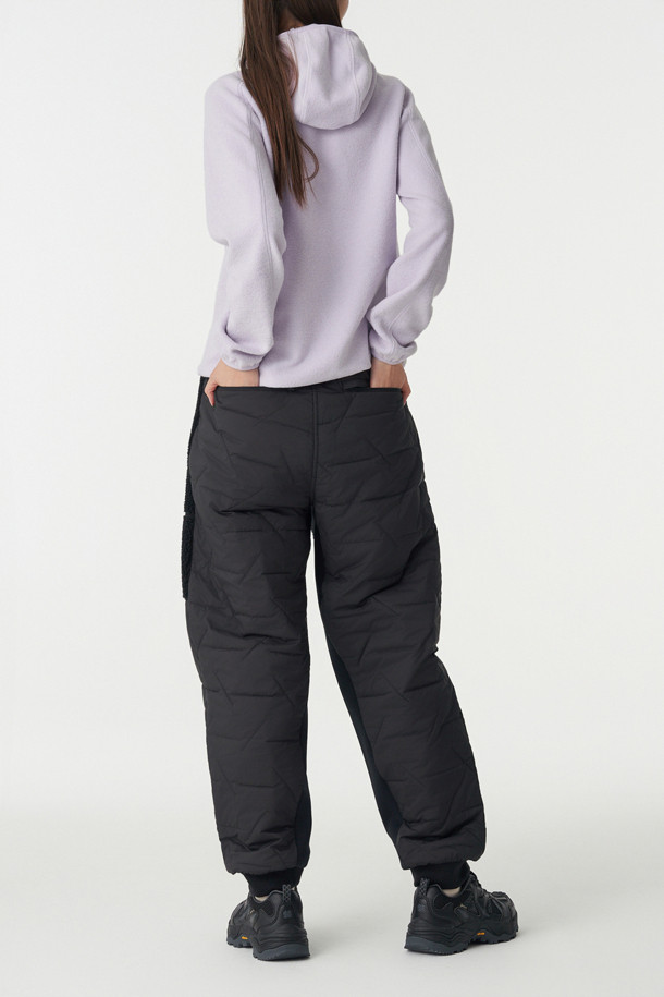 남녀공용 패딩 플리스 하이브리드 팬츠 (SET-UP)는 겨울철 등산 및 일상생활에서 스타일리시하게 착용 가능한 조거핏 바지입니다. 부드러운 촉감의 셰르파 플리스 원단과 보온성을 극대화하는 써모어 클래식 충전재, 2중 안감(패딩)으로 제작되어 뛰어난 보온성을 제공합니다. 발수, 방풍 기능은 물론, 허리 밴딩과 조절 끈으로 편안한 착용감을 선사하며, 지퍼 포켓으로 소지품의 안전한 보관이 가능합니다. 스포티, 캐주얼, 미니멀 스타일을 모두 아우르는 디자인으로, 셋업으로도 활용 가능하여 다양한 등산룩 연출에 용이합니다.
