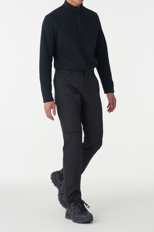 남성 레귤러핏 디본딩 퍼티그 팬츠는 겨울철 등산, 아웃도어 활동, 그리고 일상생활에서 폭넓게 활용 가능한 남성용 바지입니다. 블랙 컬러의 무지 디자인에, 두꺼운 두께감과 부드러운 촉감의 기모 안감을 더해 보온성을 높였습니다. 디본딩 구조로 제작되었으며, 허리 조절 끈과 밑단 스냅 단추, 그리고 밑단 조절 끈이 있어 활동성과 편안함을 동시에 제공합니다. 스포티, 미니멀, 워크웨어 스타일을 즐겨 입는 분들에게 적합하며, 등산룩, 캠핑룩, 출근룩 등 다양한 TPO에 매치할 수 있습니다. 신축성이 뛰어나 활동량이 많은 날에도 편안하게 착용할 수 있습니다.
