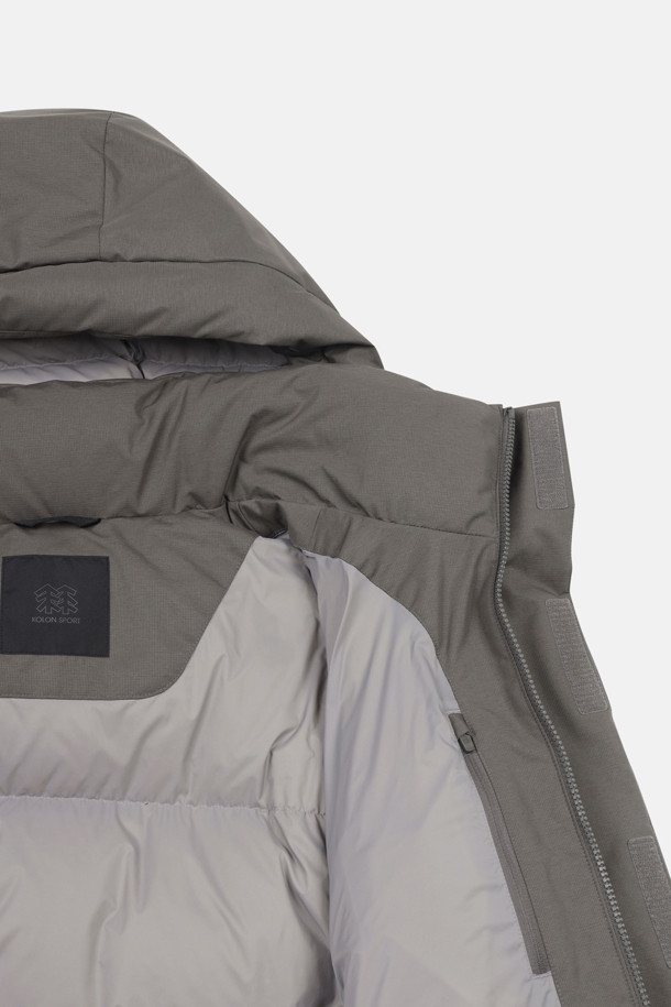 남성 헤비다운은 혹한의 추위에도 끄떡없는 보온성을 제공하는 남성용 아우터입니다. 방풍, 방수, 투습 기능과 부드러운 촉감의 기모 안감으로 쾌적한 착용감을 선사하며, 리사이클 다운 충전재로 환경까지 생각했습니다. 릴랙스핏 디자인과 후드 탈부착, 핏 조절 기능으로 등산룩, 캠핑룩 등 다양한 TPO에 활용 가능하며 스포티, 고프코어, 미니멀 스타일 연출에도 적합합니다. 폴리에스터, 나일론, 고어텍스 소재를 사용하여 내구성을 높였습니다.
